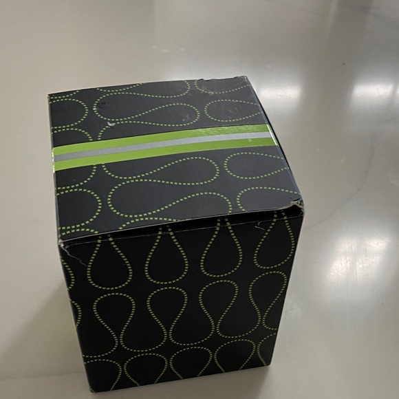 NEST Fragrances Bamboo Scented Candle - Black and Green - Picture 3 of 11